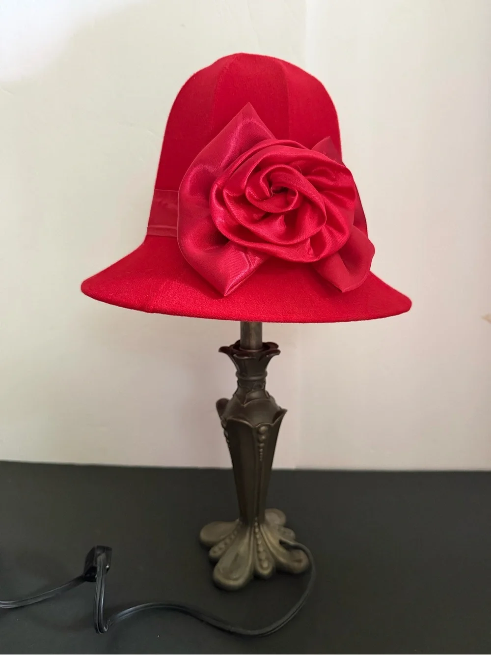 Red Hat Velvet Lamp with Rose Accent H-16,5”